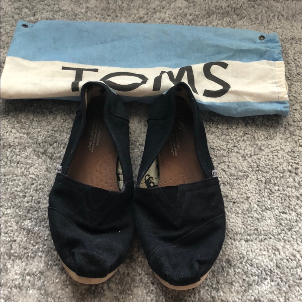 Toms black canvas slip on